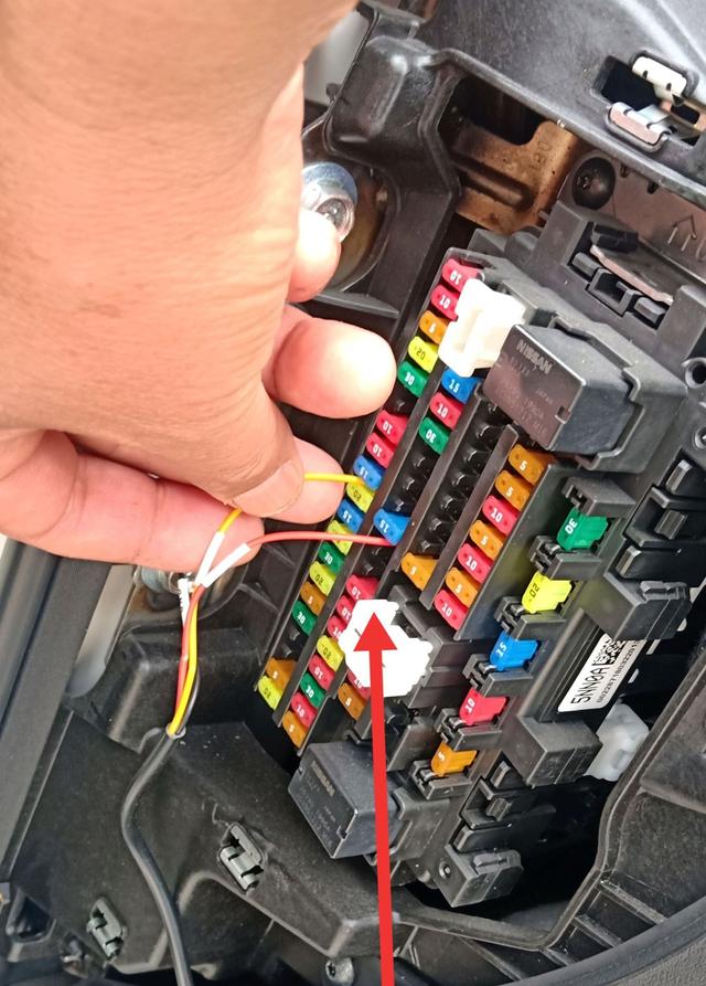 英菲尼迪QX50內(nèi)后視鏡拆裝指南 智能流媒體云鏡安裝全步驟